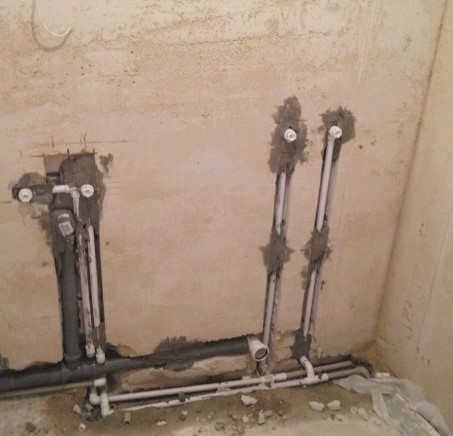 Монтаж труб в ванной комнате
