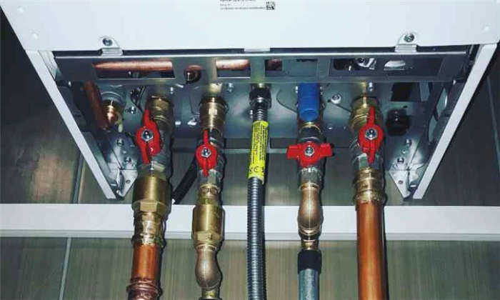 Проверьте газовый шланг к котлу Ariston