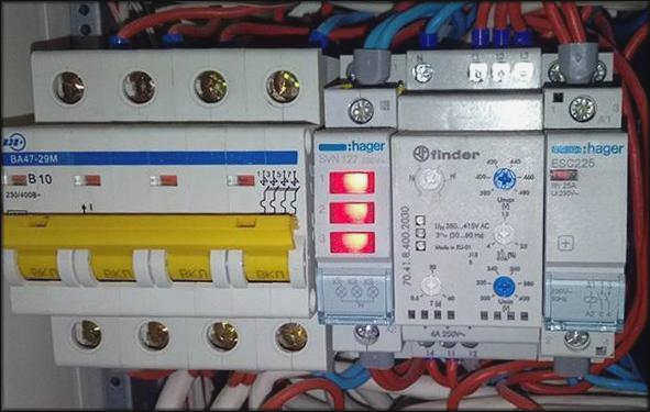 Установленное реле контроля фаз 