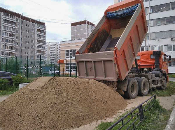 Выгрузка песка из грузовика КАМАЗ