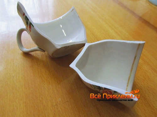 Фарфоровая чашка, разбитая пополам