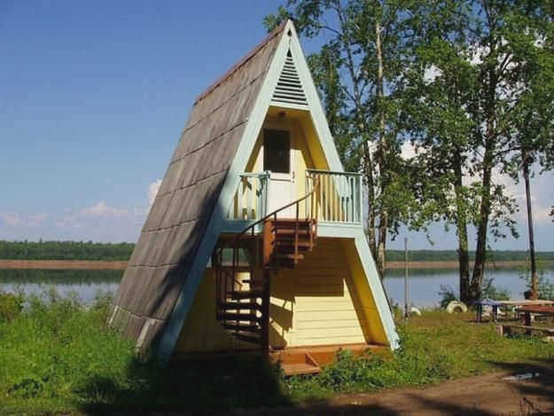 Бревенчатый дом со скатной крышей