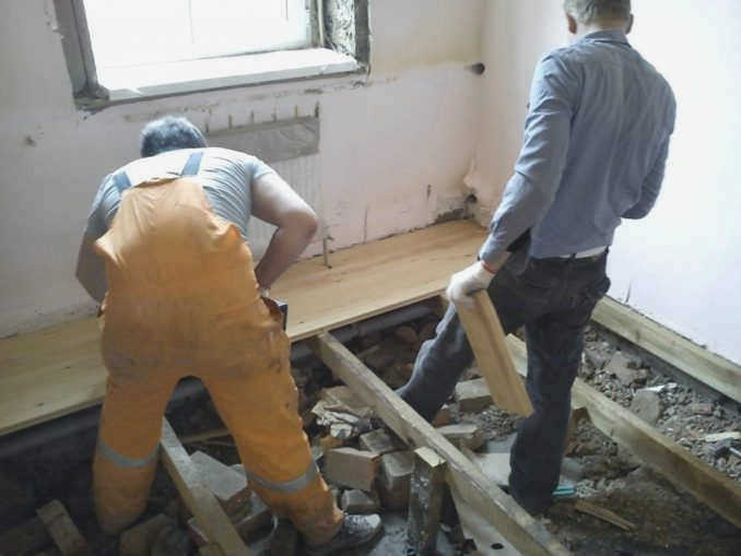 Как выровнять деревянный пол с помощью балок