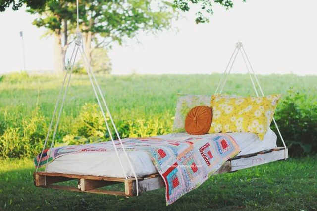 Садовые качели из поддонов своими руками: как сделать, фото