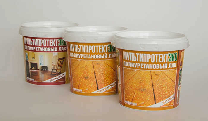 Свежепокрытая лаком лестница