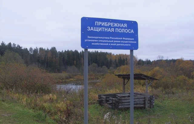 Пирс на берегу озера