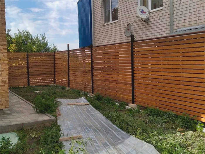 Установка забора из деревянных досок