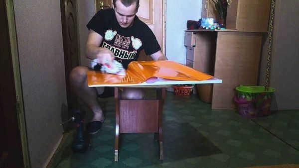 Легче наклеивать на горизонтальные поверхности 