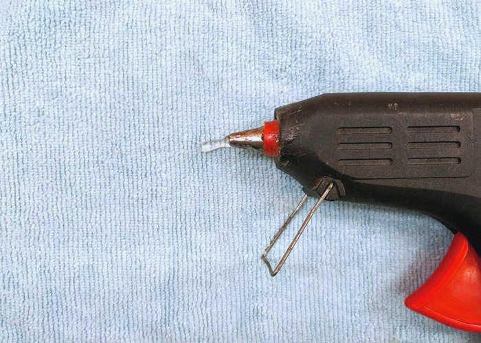 Как удалить горячий клей с ткани или твердых поверхностей?