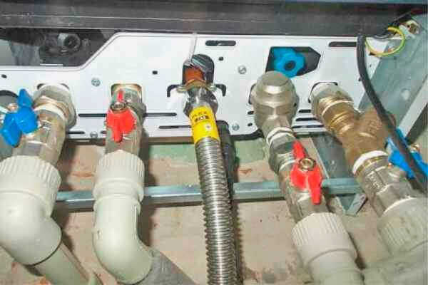Открытие крана в нижней части котла Vaillant