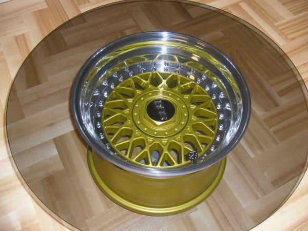 Стол из автомобильных дисков