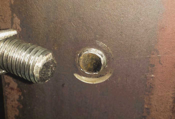 Использование газового ключа помогает ослабить гайки