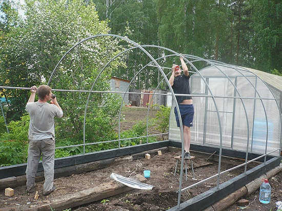 Сборка каркаса на основании теплицы