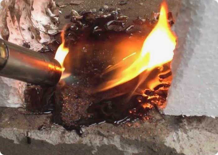 Недостатком пенопласта является то, что этот материал поддерживает тление.