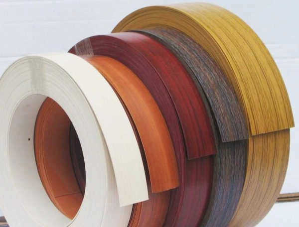 Закрытая антресоль в сочетании с обоями