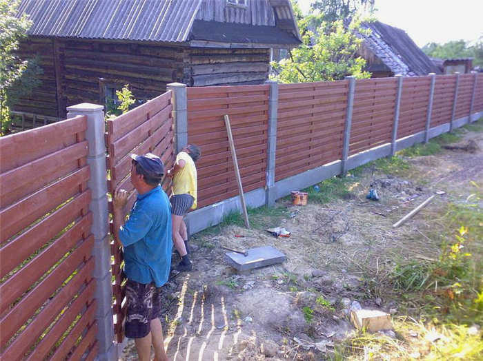 При строительстве забора необходимо учитывать интересы соседа