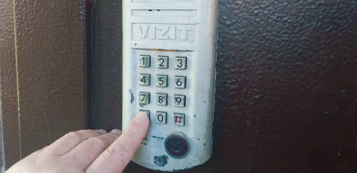 Как открыть домофон Vizit с помощью аварийного кода?