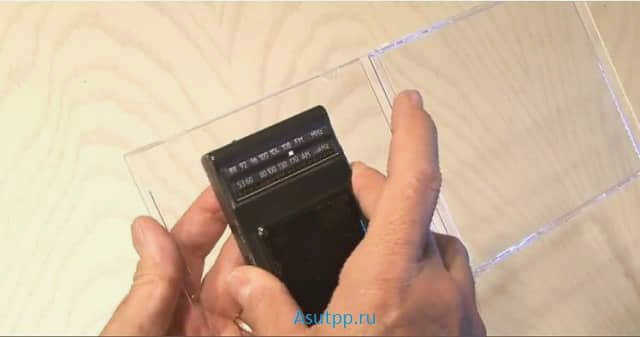 ШАГ 3.3 Приклейте радиоприемник к внутренней стороне боковой коробки