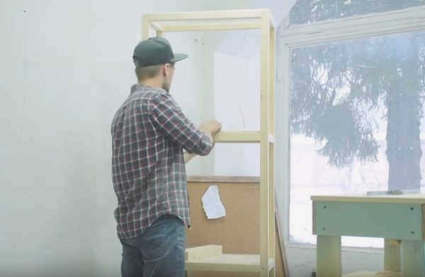Деревянный книжный шкаф
