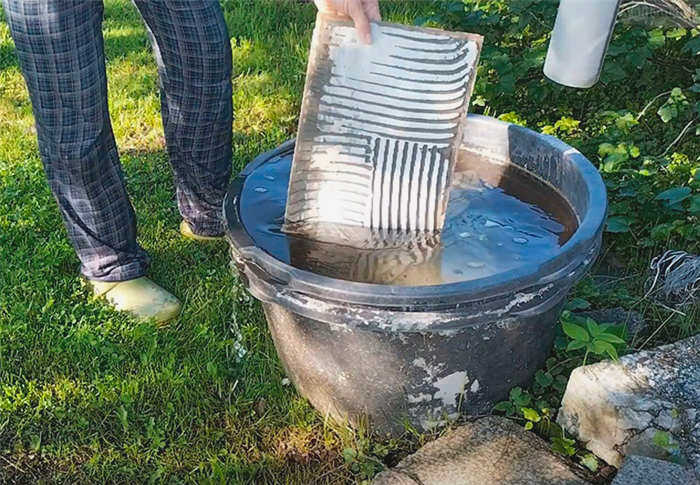 Замачивание плитки с клеем в воде
