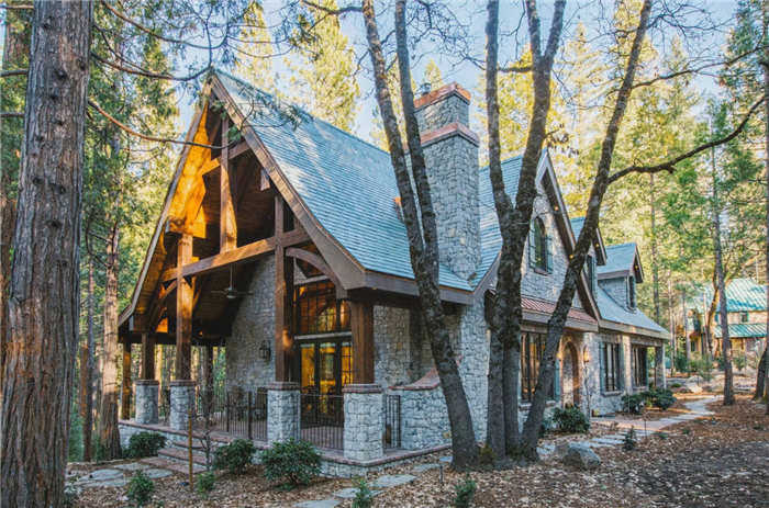 каменный дом с высокой крышей